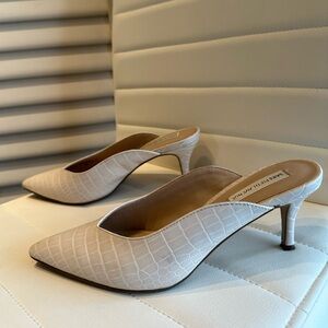 SAKS FIFTH AVE Pointed Closed Kitten Heels